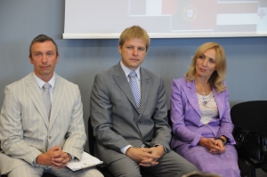 VTVK direktorė D. Daugvilienė su Teisingumo ministru R. Šimašiumi ir Teisės fakulteto dekanu doc. dr. R. Kalesnyku.